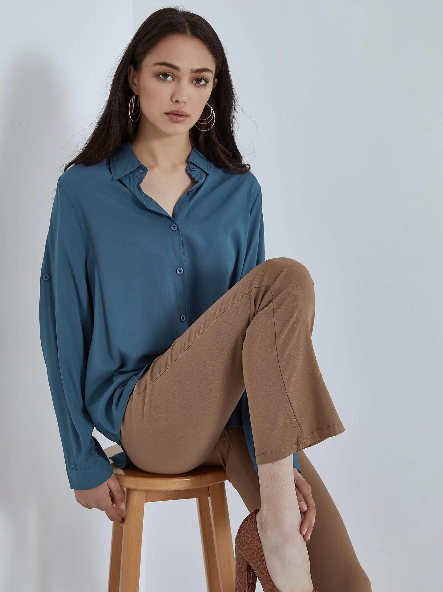 Μονόχρωμο ασύμμετρο πουκάμισο σε μπλε
