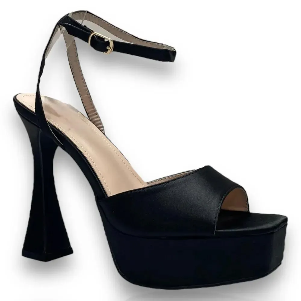 Γυναικεία μαύρα πέδιλα με λεπτό τακούνι Famous