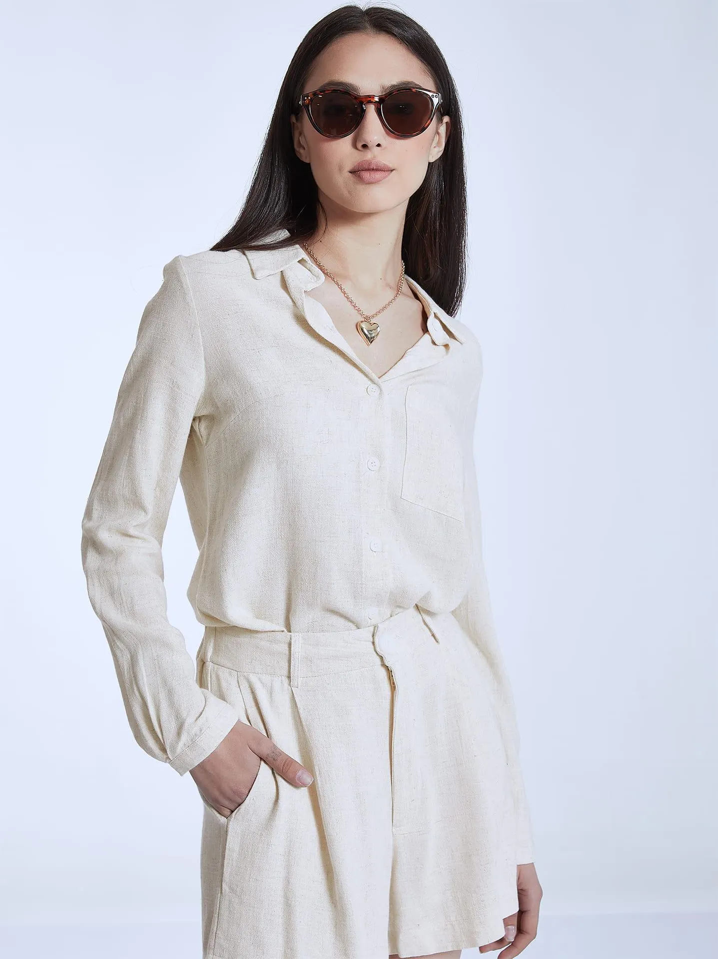 Μονόχρωμο πουκάμισο με λινό σε μπεζ ανοιχτό