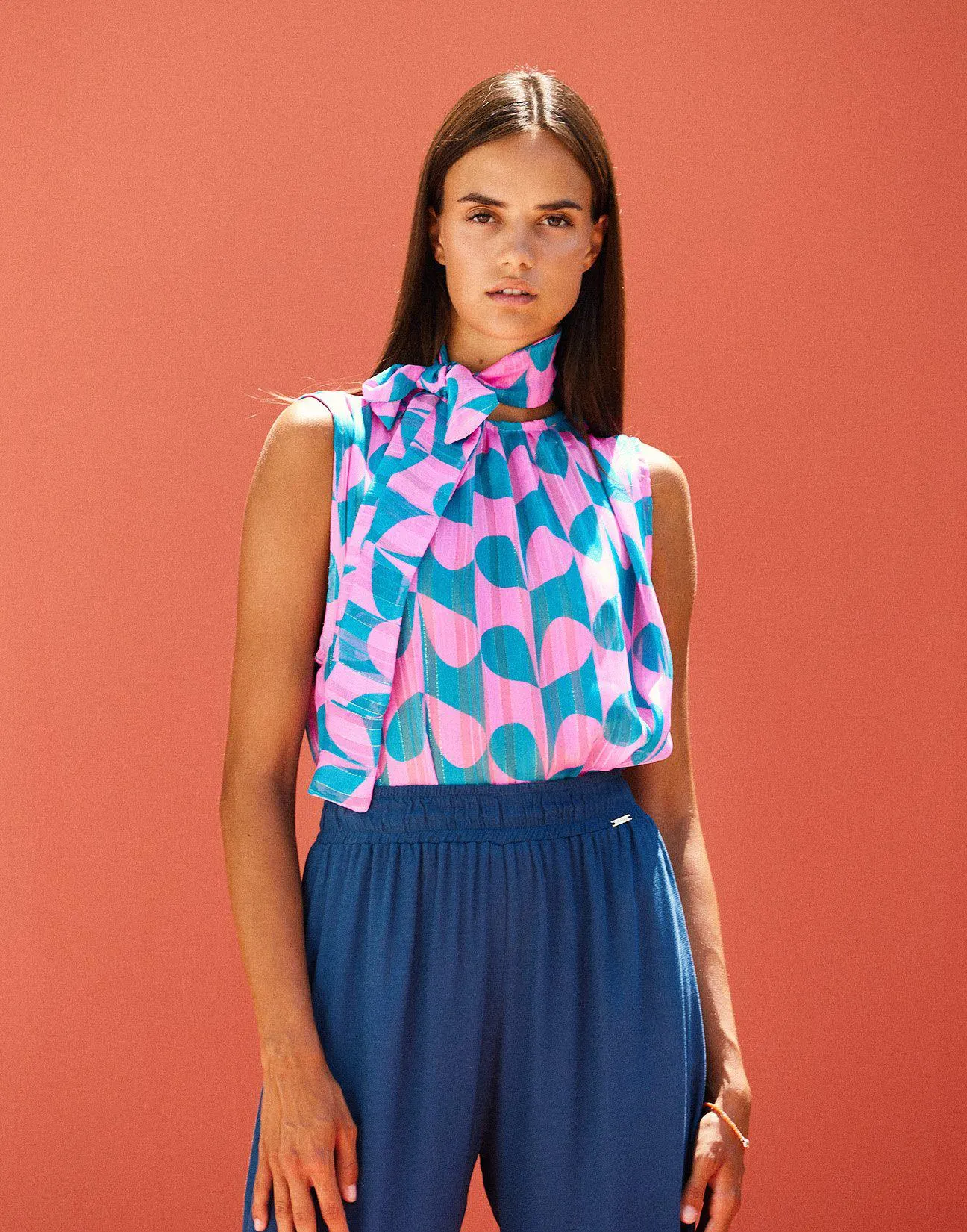 Εμπριμέ τοπ με ζώνη