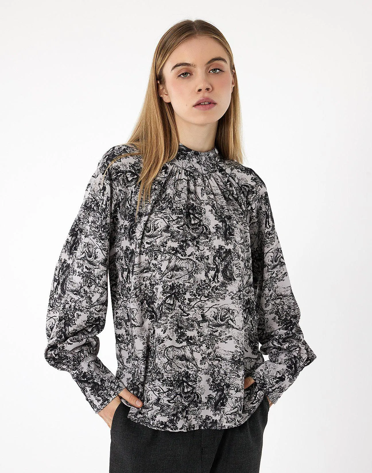 Εμπριμέ μπλούζα με κουμπιά