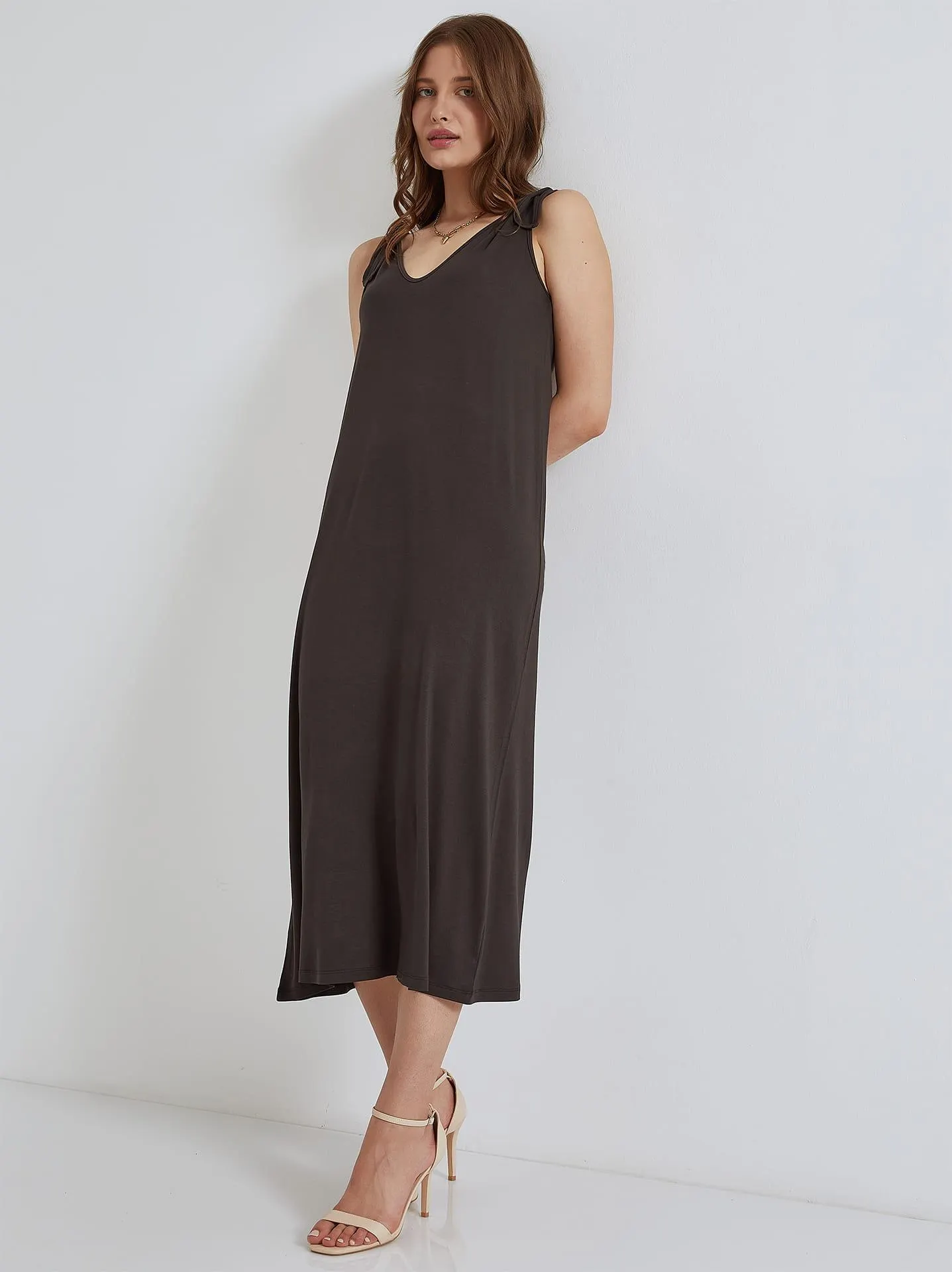 Φόρεμα με δέσιμο στους ώμους σε καφέ