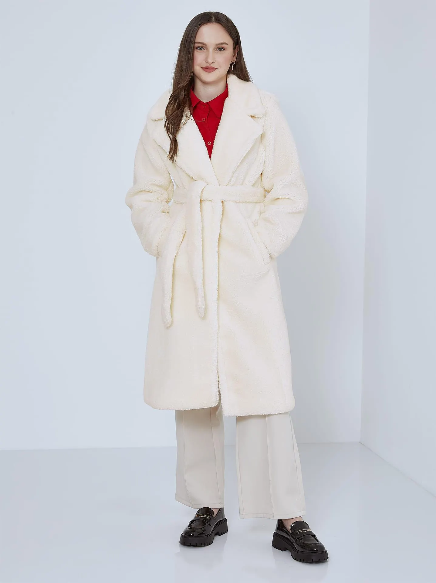 Μπουκλέ παλτό με ζώνη σε εκρού