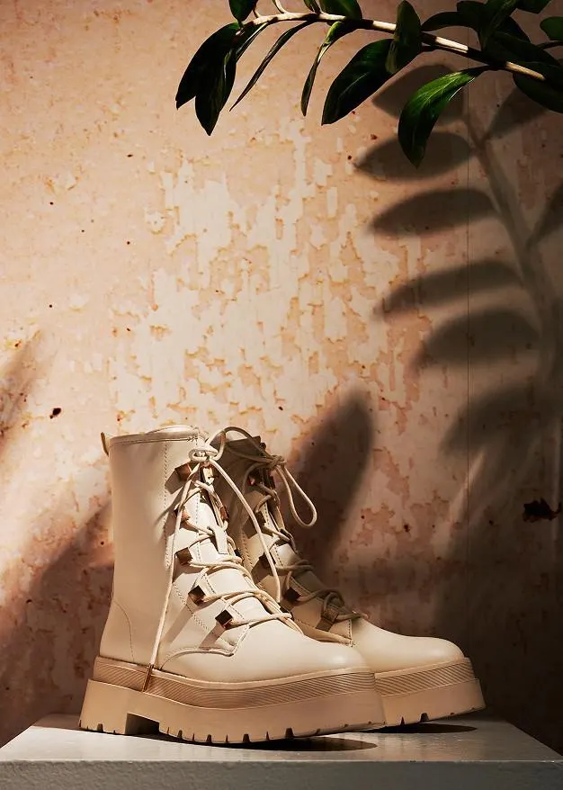 Μποτάκι με χρυσές λεπτομέρειες