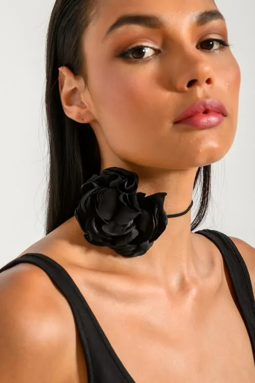 Τσόκερ με λουλούδι