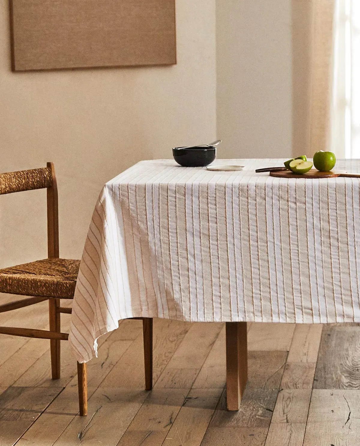 ΤΡΑΠΕΖΟΜΑΝΤΗΛΟ ΜΕ ΡΙΓΕΣ ΑΠΟ ΒΑΜΜΕΝΟ ΝΗΜΑ