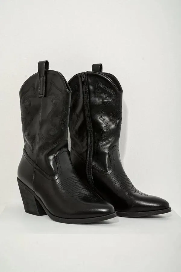 Μπότες cowboy με κεντημένα σχέδια