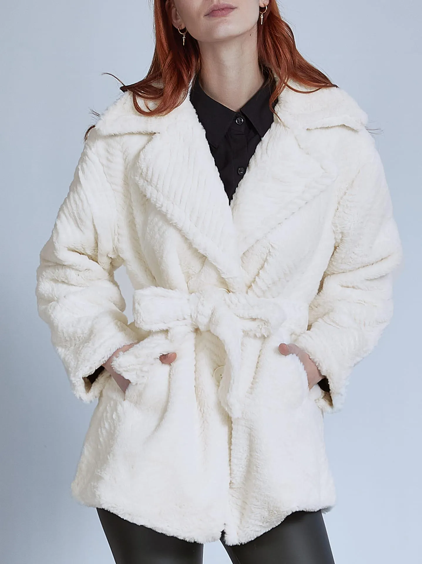 Γούνα με αποσπώμενη ζώνη σε εκρού