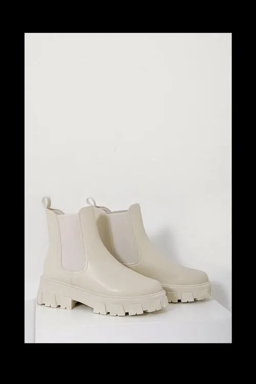 Μποτάκια σε όψη δερματίνης με λάστιχο