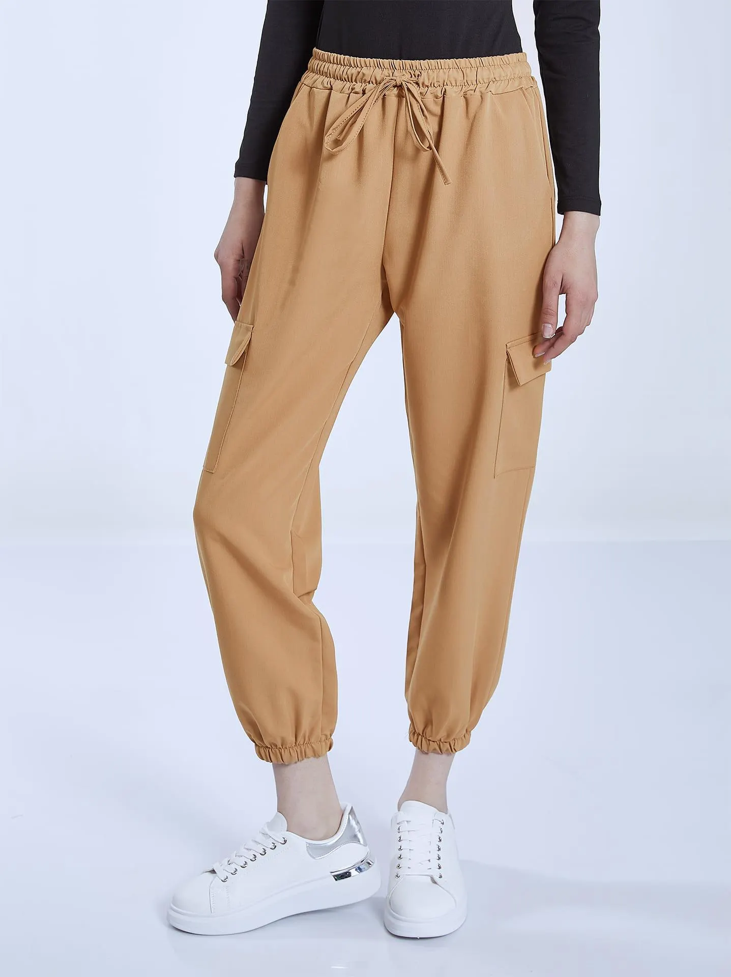 Παντελόνι με τσέπες στο πλάι σε καμηλό