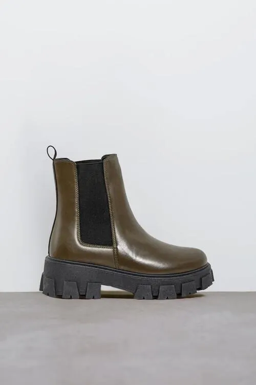 Μποτάκια σε όψη δερματίνης με λάστιχο