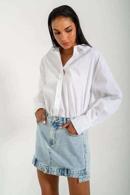 Μίνι ντένιμ φούστα με ασύμμετρες λεπτομέρειες