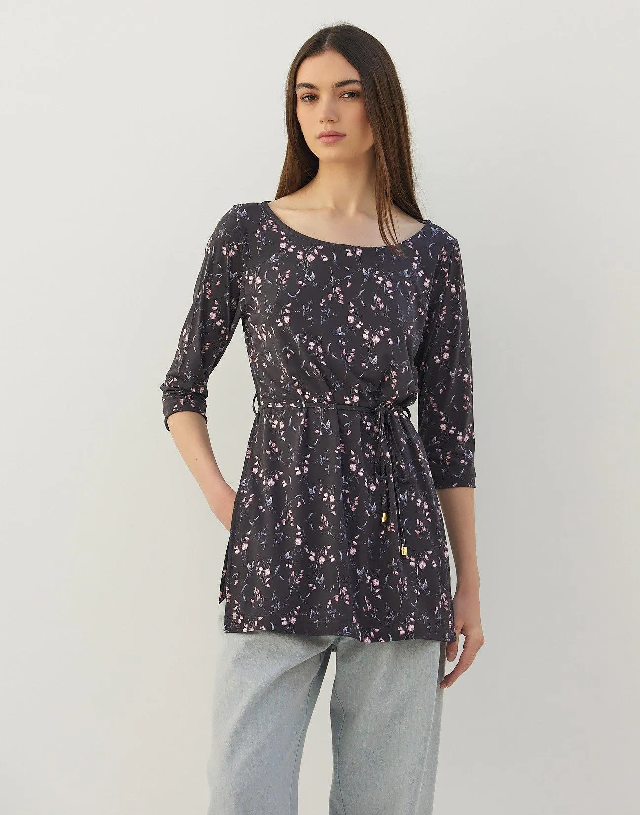 Εμπριμέ μπλούζα με ζώνη