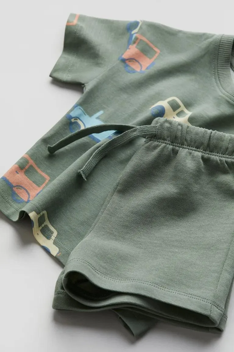 2-delt sett med topp og shorts