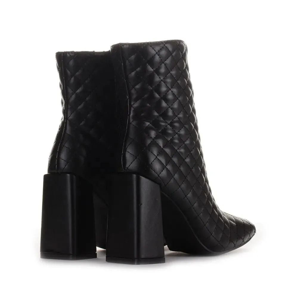 Γυναικεία καπιτονέ μποτάκια αστραγάλου σε μαύρο χρώμα FAMOUS