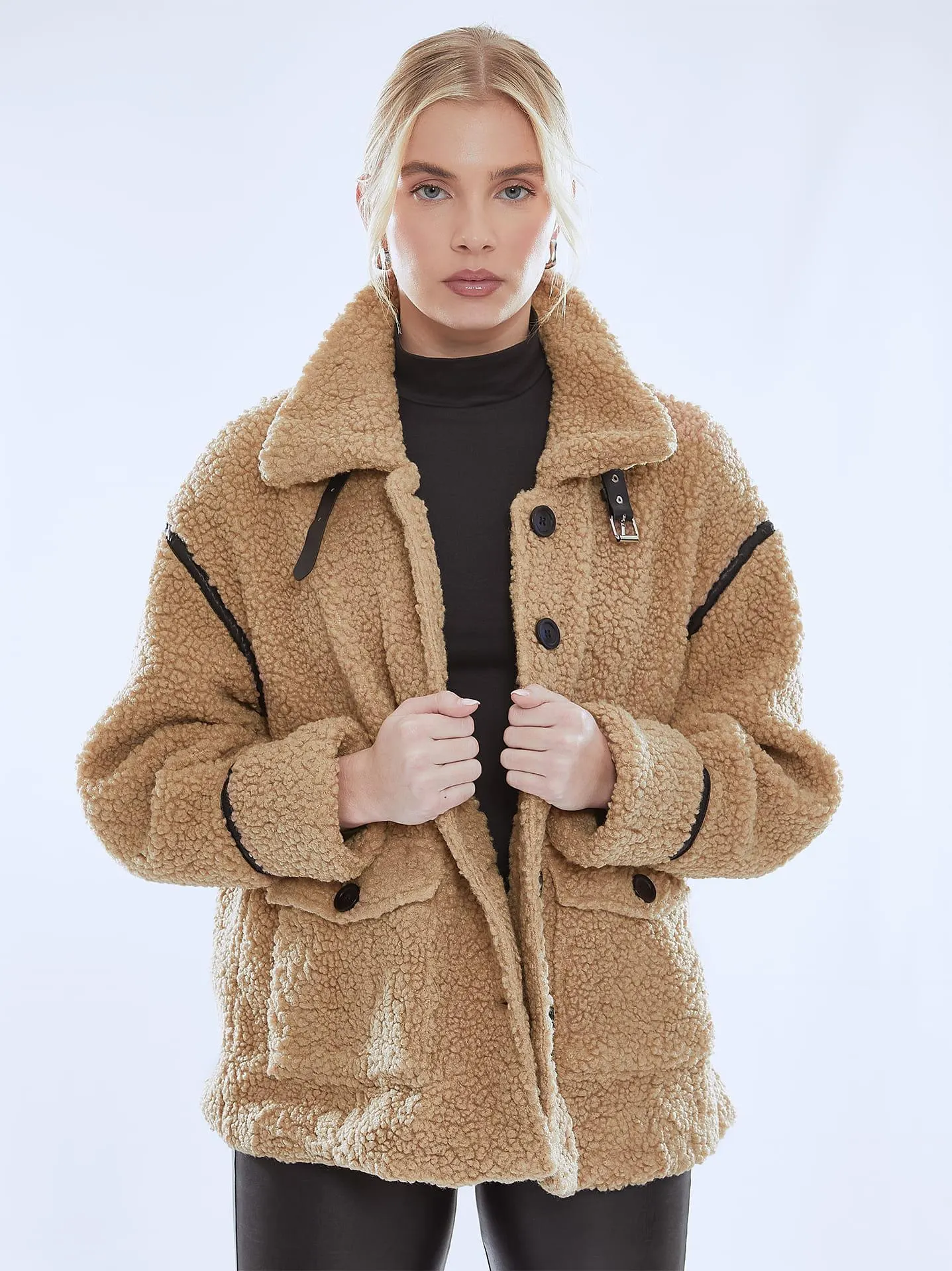 Μπουκλέ μπουφάν με λεπτομέρειες δερματίνης σε μπεζ σκούρο