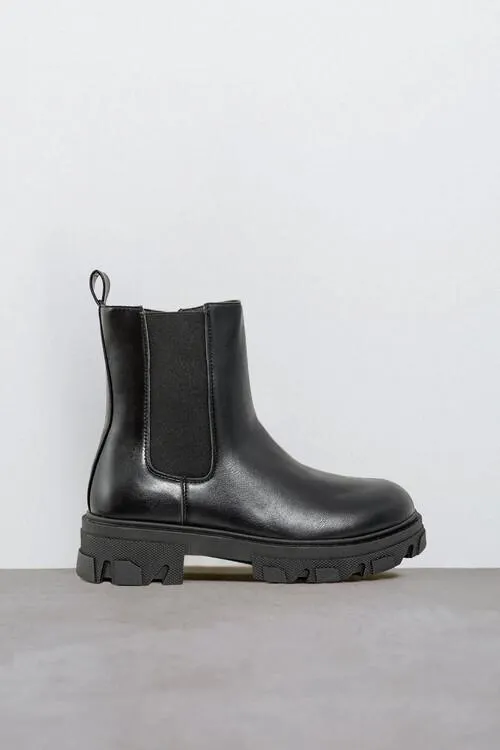 Μποτάκια σε όψη δερματίνης με λάστιχο