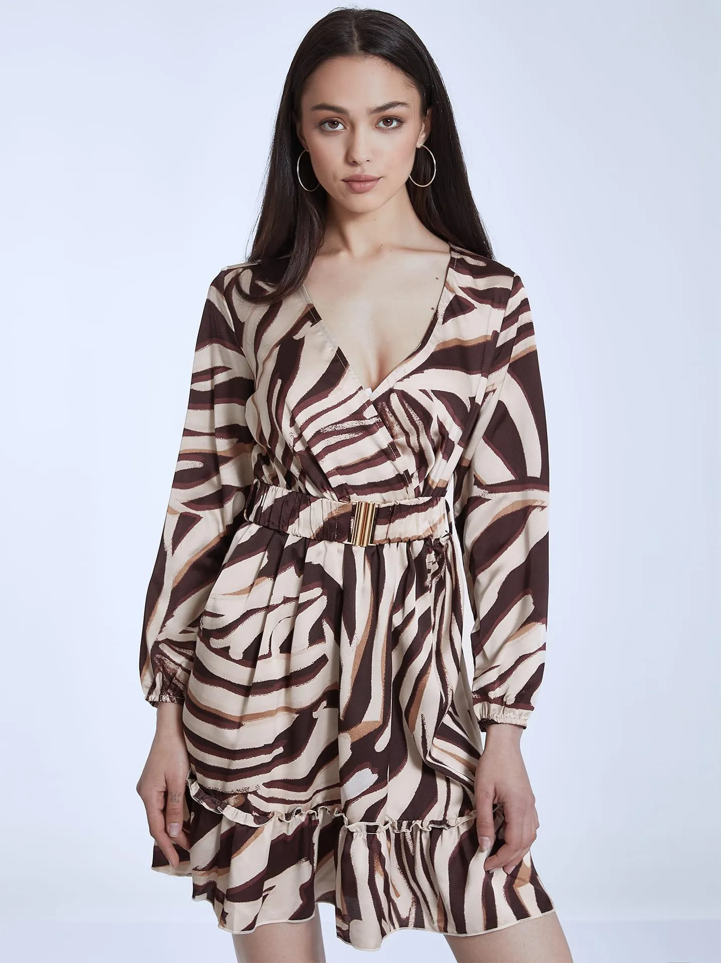 Εμπριμέ φόρεμα με ελαστική ζώνη σε καφέ