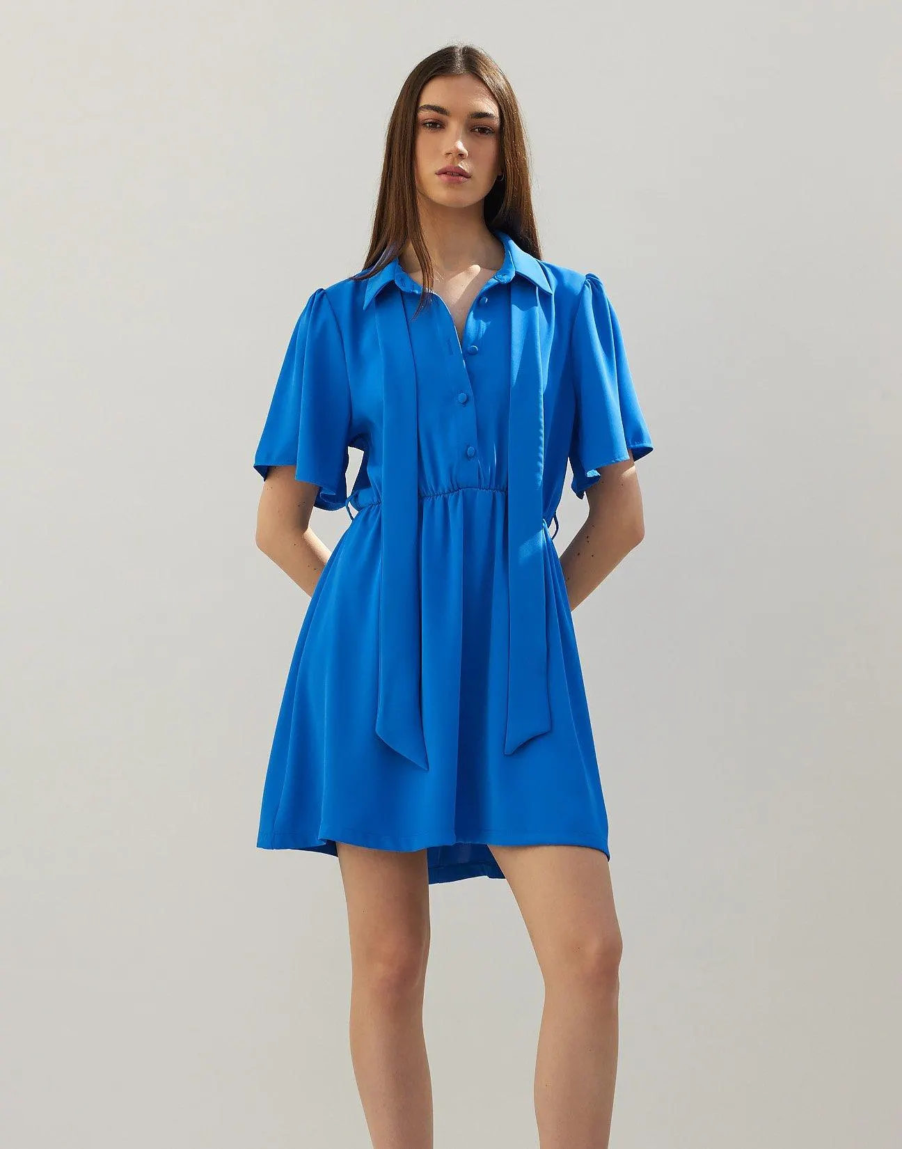 Μίνι φόρεμα με δέσιμο