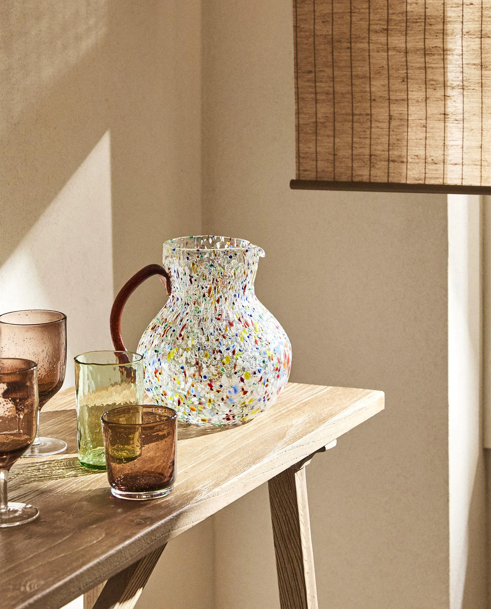 KRUG AUS GEBLASENEM GLAS MIT FLECKEN