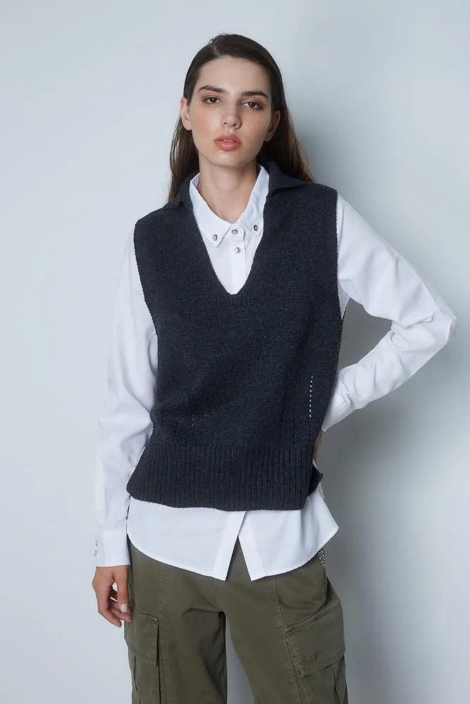Sleeveless sweater with collar