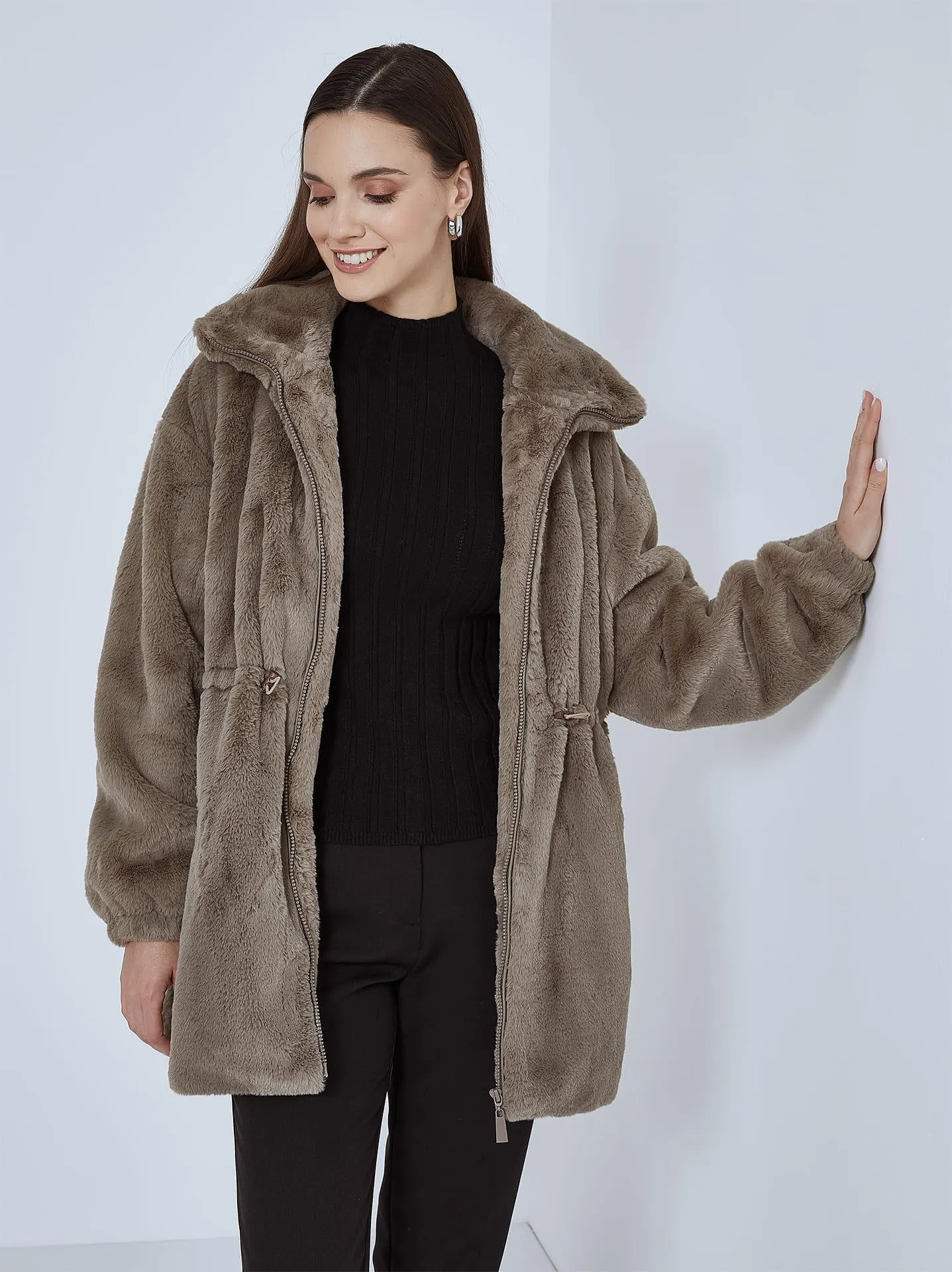 Γούνα με τσέπες σε καφέ ανοιχτό