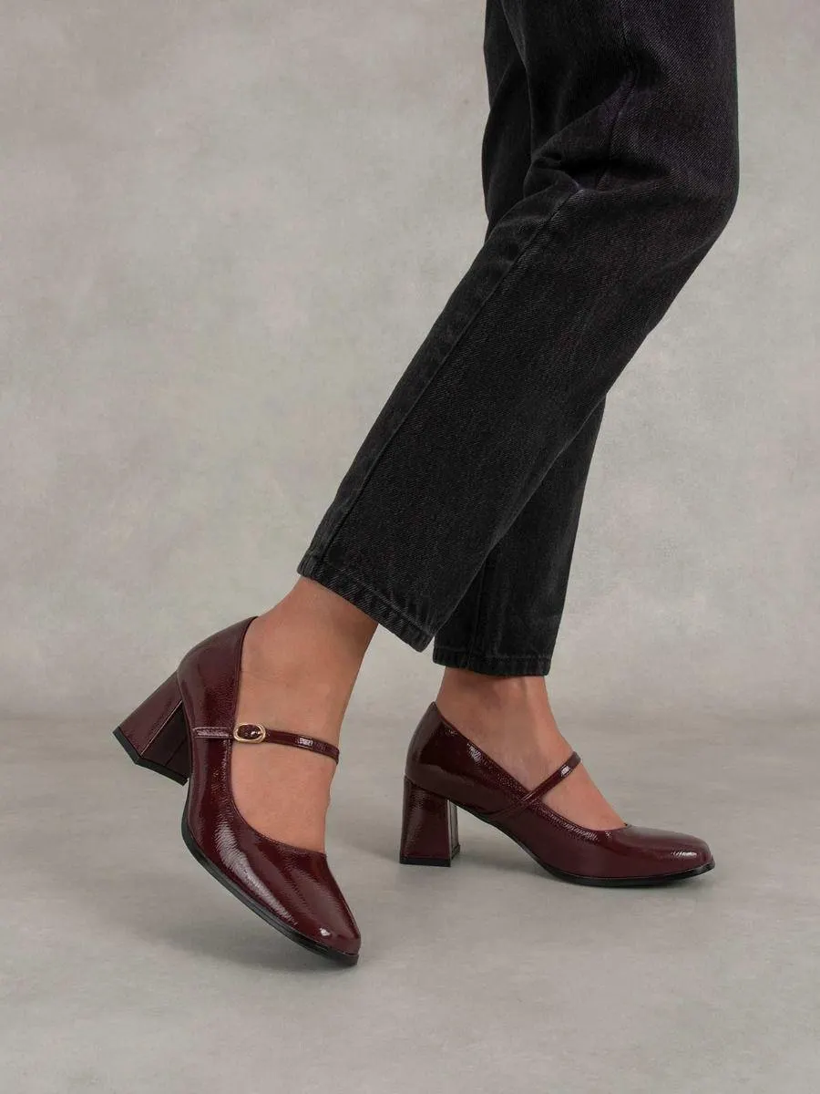 Γόβες με χοντρό τακούνι και μπαρέτα