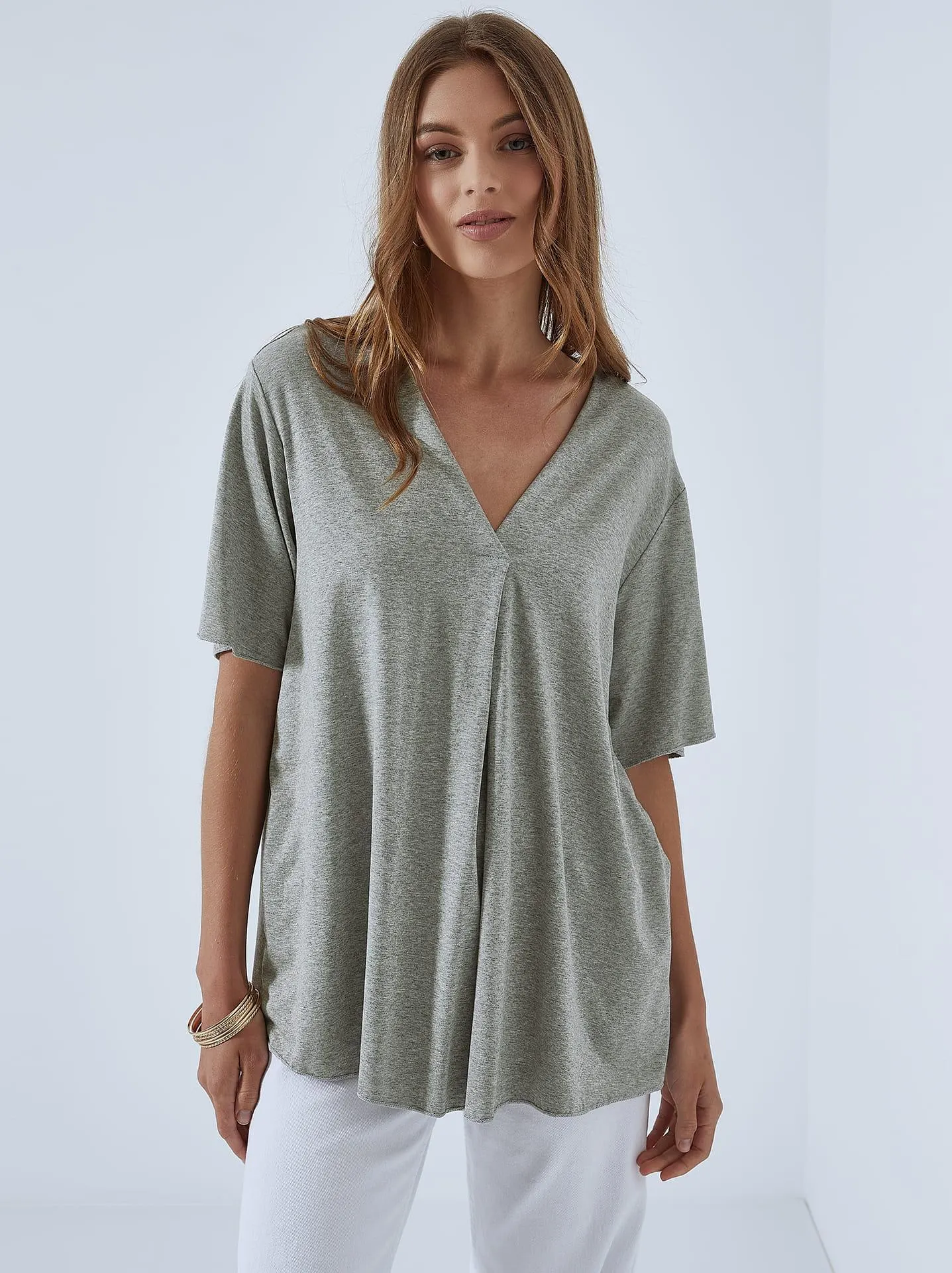 Μονόχρωμη μπλούζα με V λαιμόκοψη σε γκρι