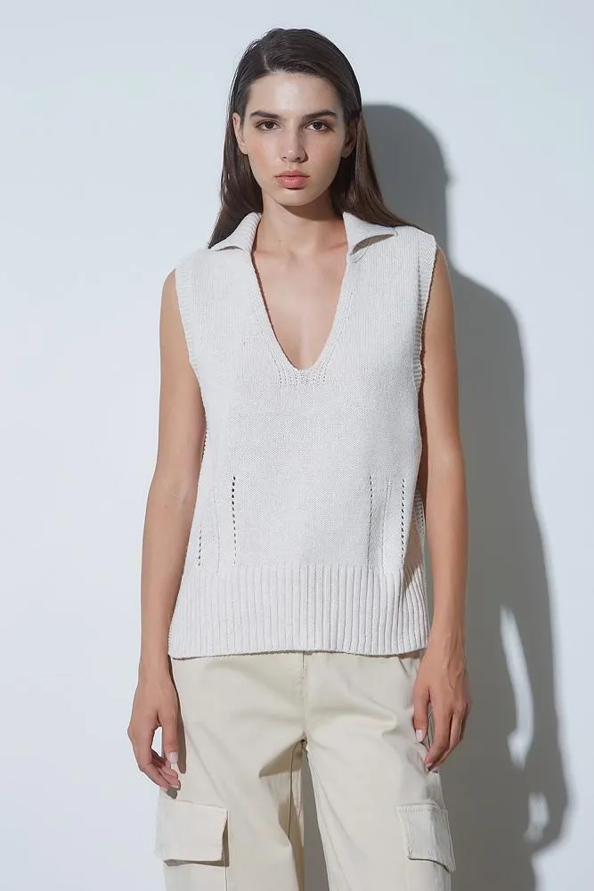 Sleeveless sweater with collar