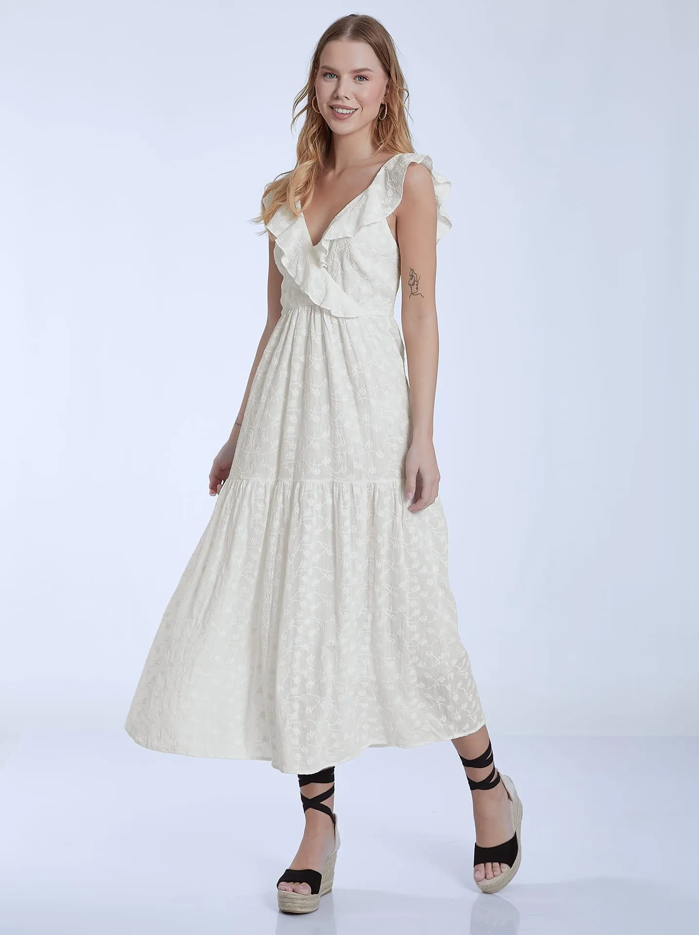 Βαμβακερό κεντητό midi φόρεμα σε εκρού