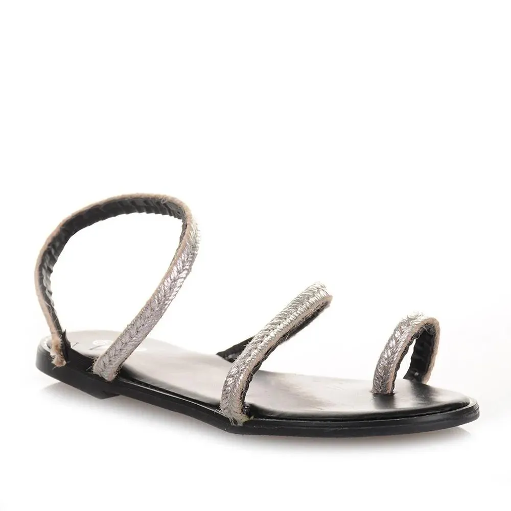 Γυναικεία σανδάλια με λουράκια ασημί Famous