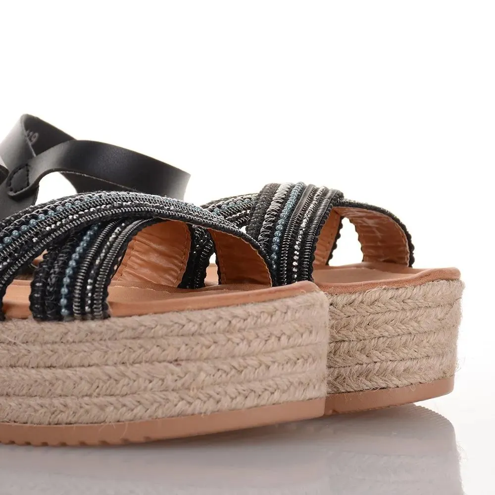 Flatforms σε μαύρο χρώμα με χιαστί φάσα Famous