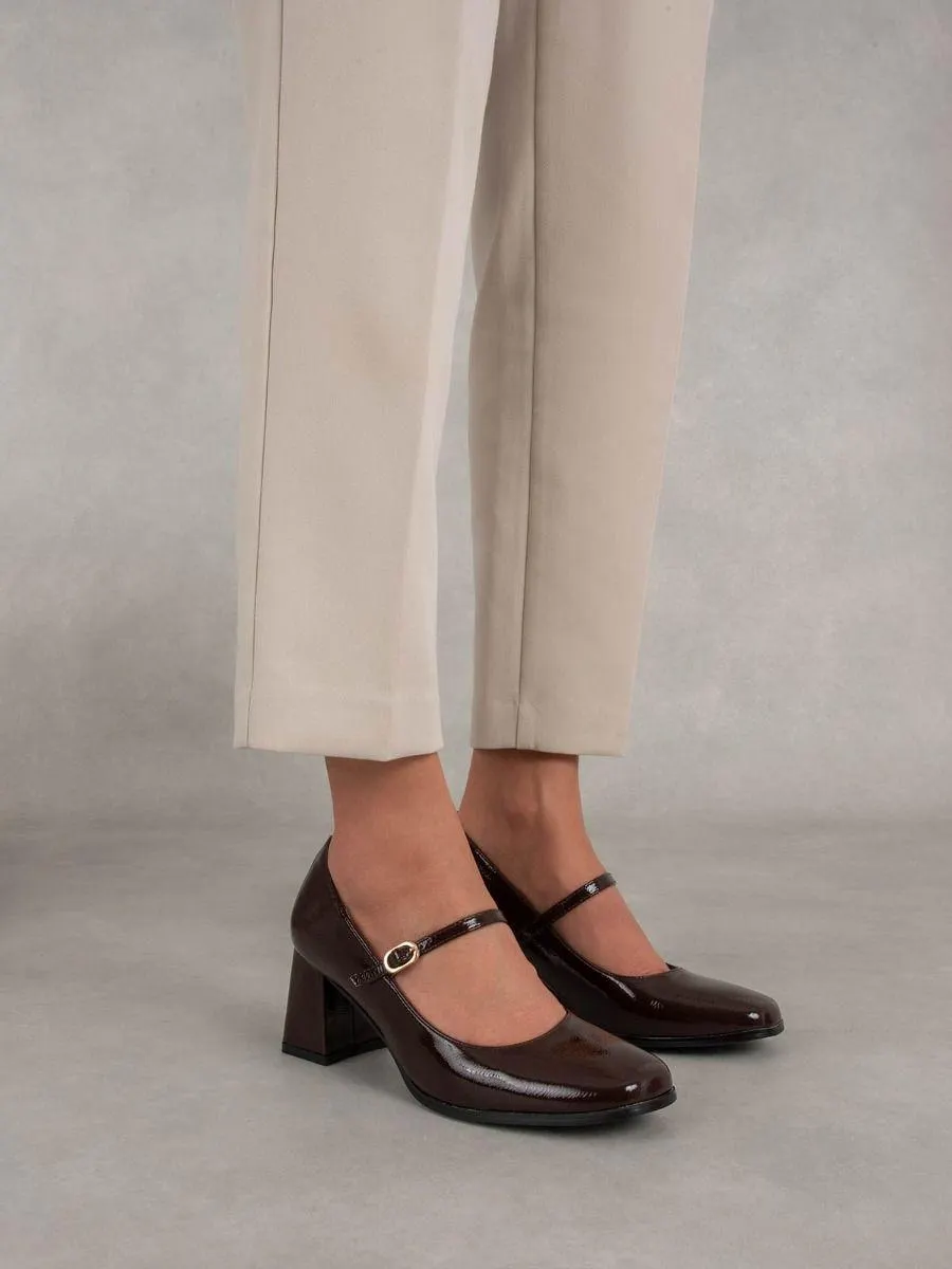 Γόβες με χοντρό τακούνι και μπαρέτα