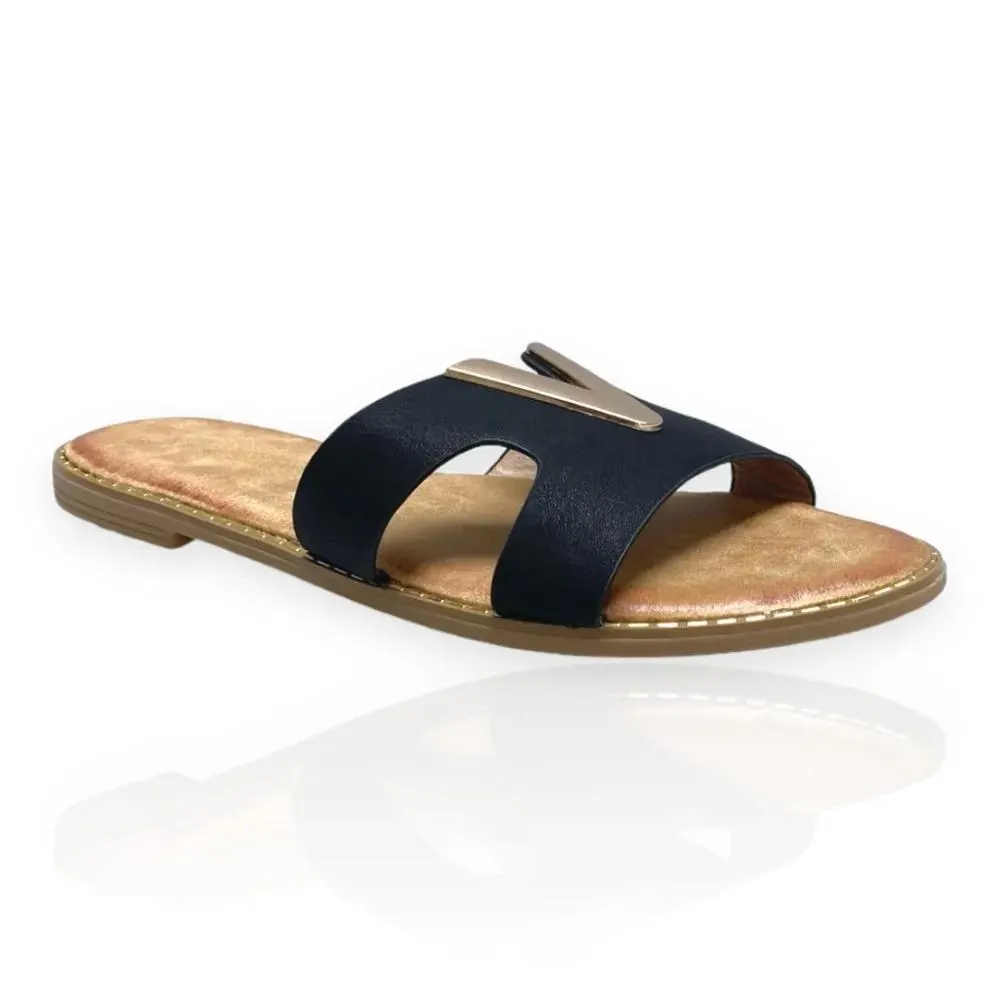 Γυναικεία μαύρα σανδάλια flat Famous