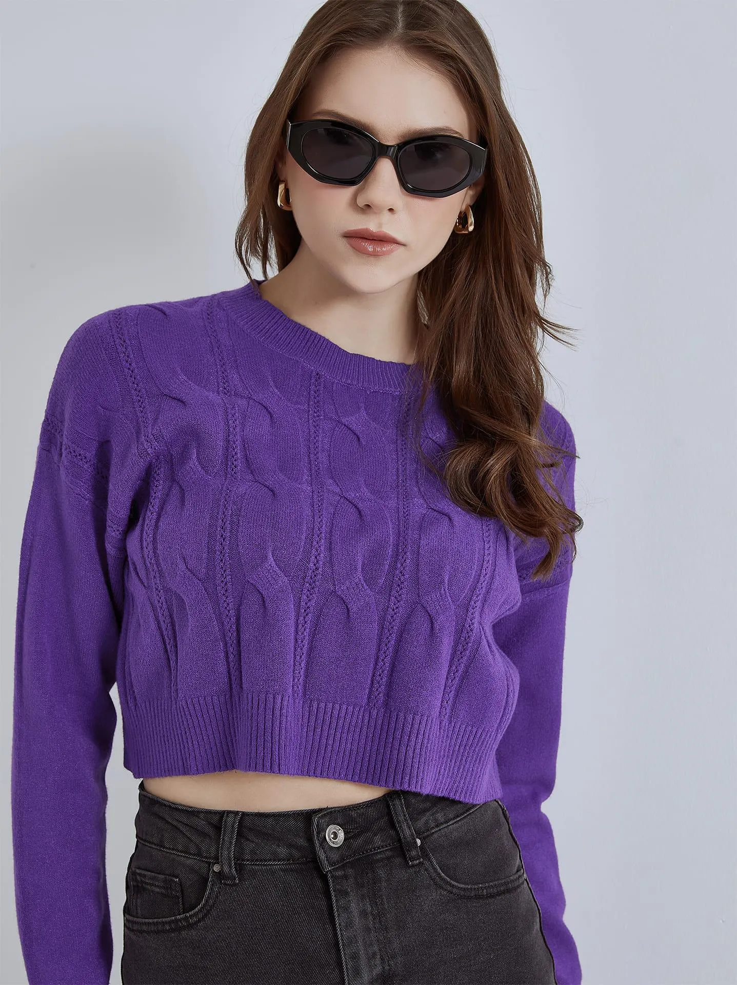 Crop πουλόβερ με ανάγλυφη πλέξη σε μωβ σκούρο
