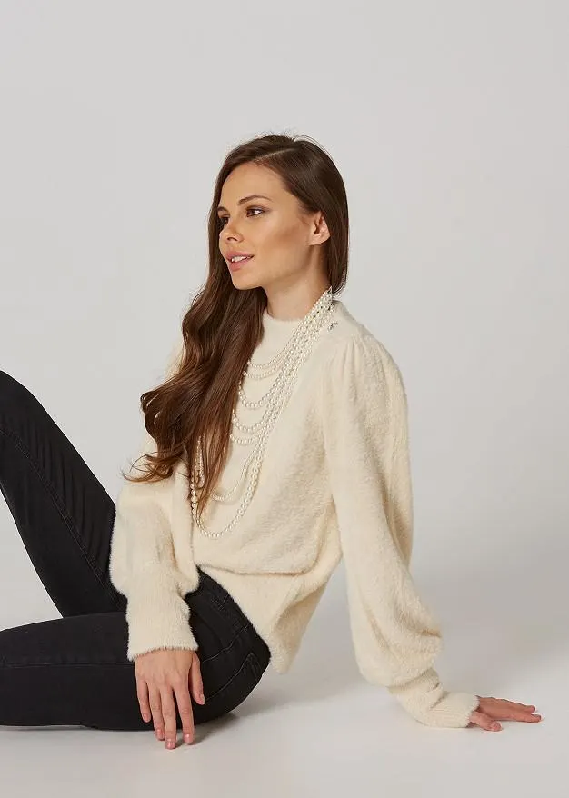 Πουλόβερ με διακοσμητικά στρας και fluffy όψη