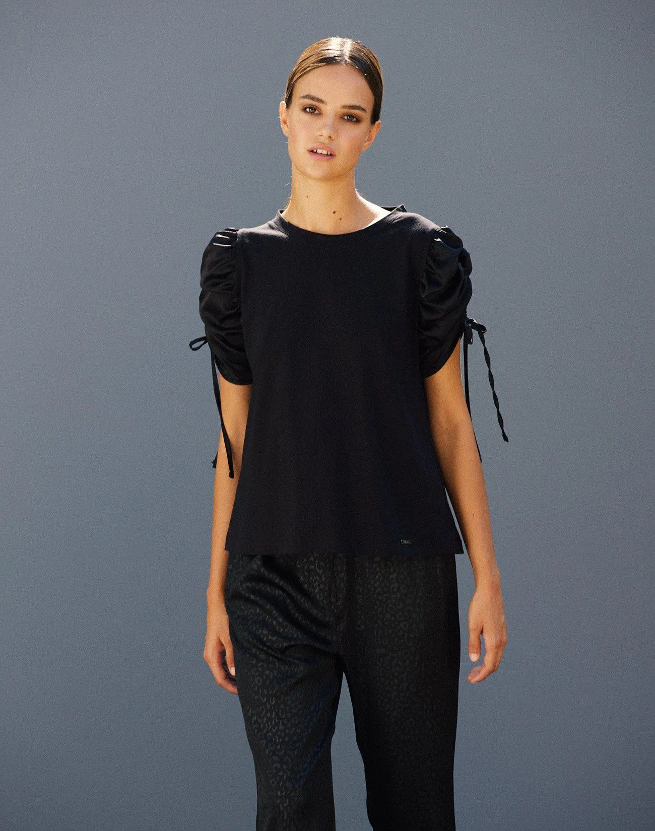 Μπλούζα με σούρα στο μανίκι