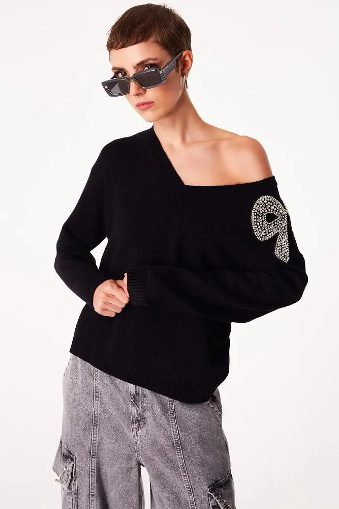 Sweater with bow and rhinestones