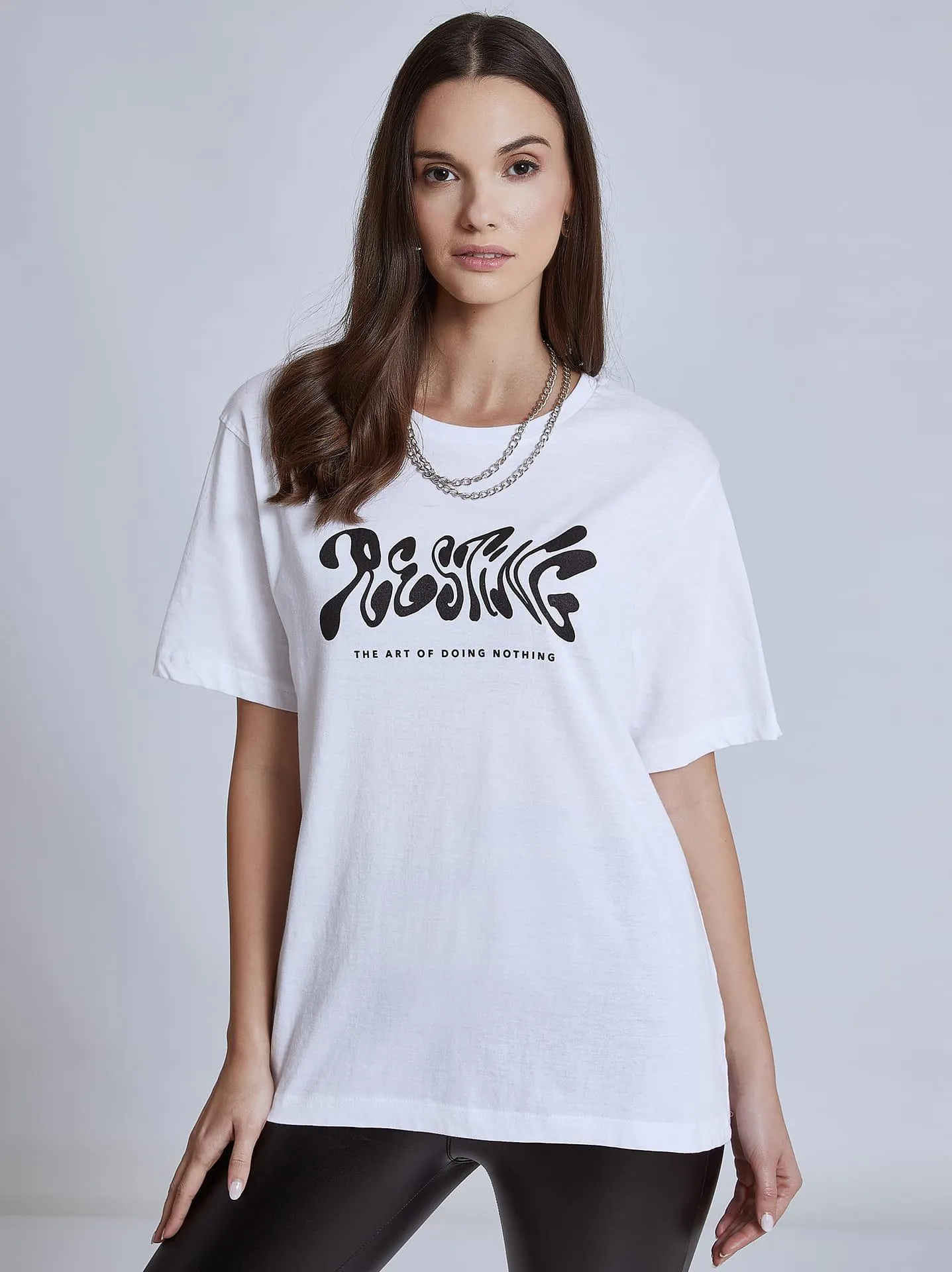Unisex T-shirt resting σε λευκό