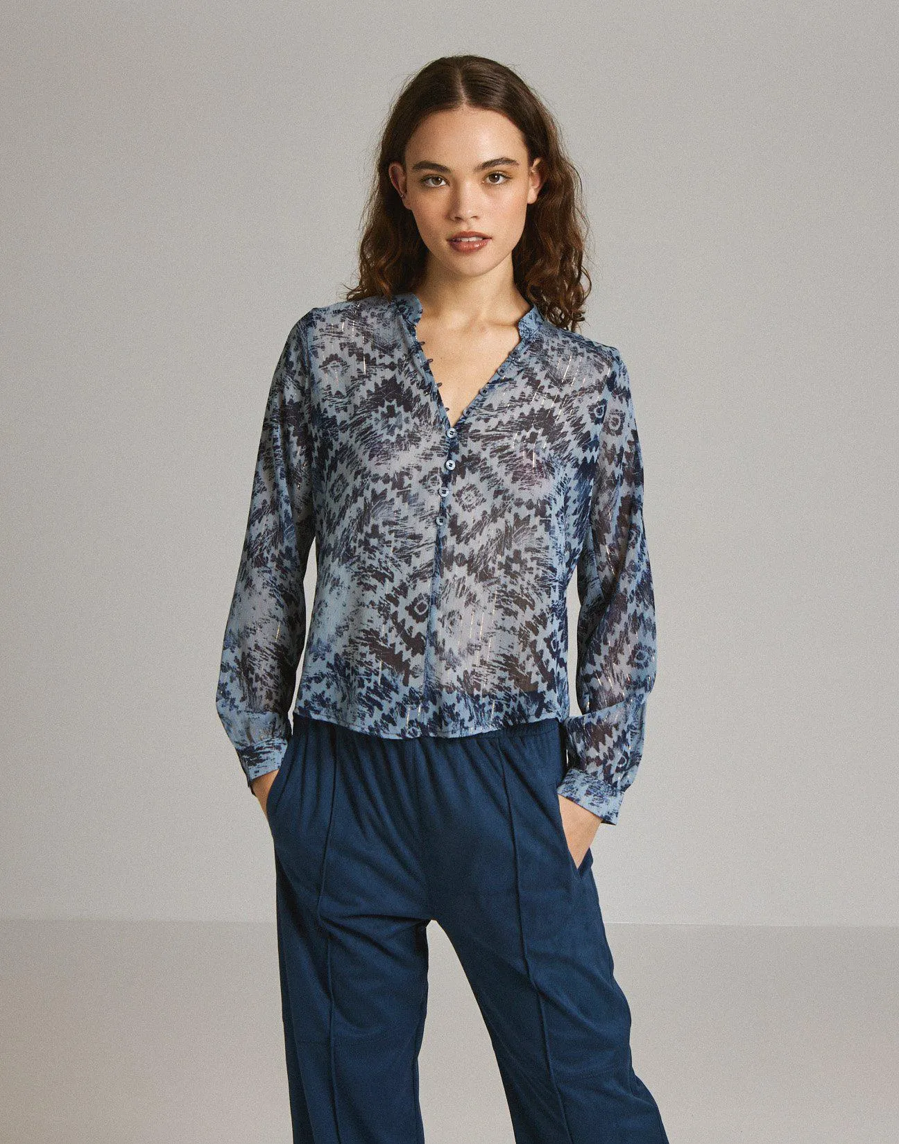 Ημιδιάφανη εμπριμέ μπλούζα