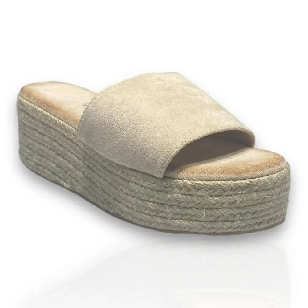 Γυναικείες πλατφόρμες σε μπέζ χρώμα Famous