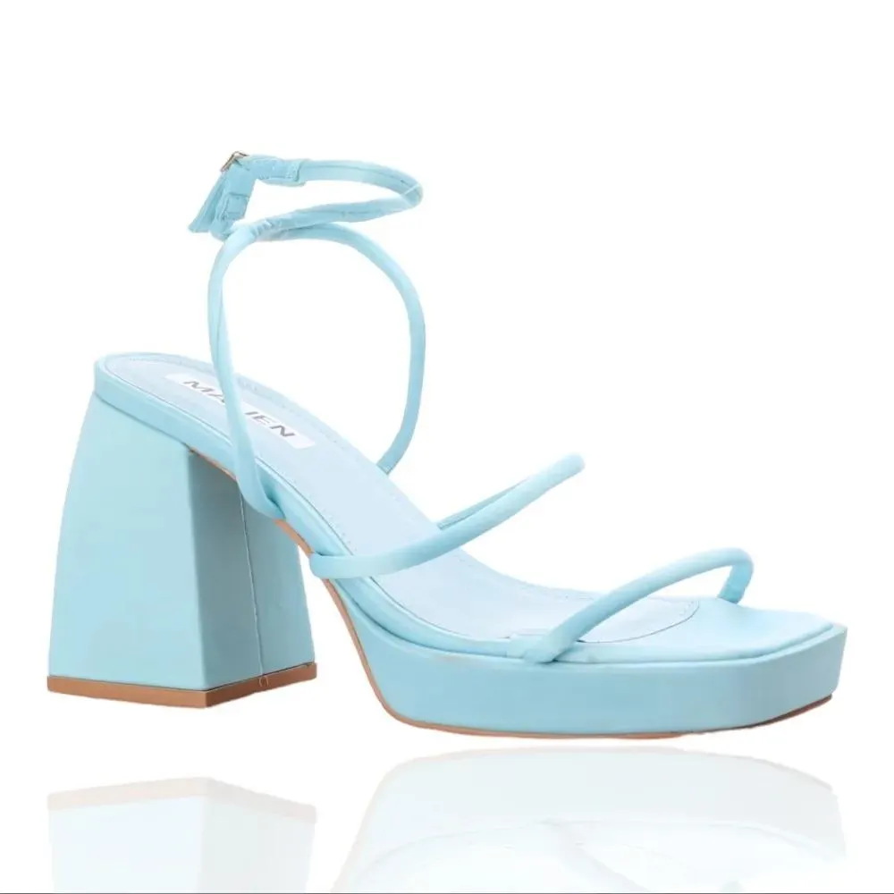 Γυναικεία γαλάζια πέδιλα με λουράκια Famous