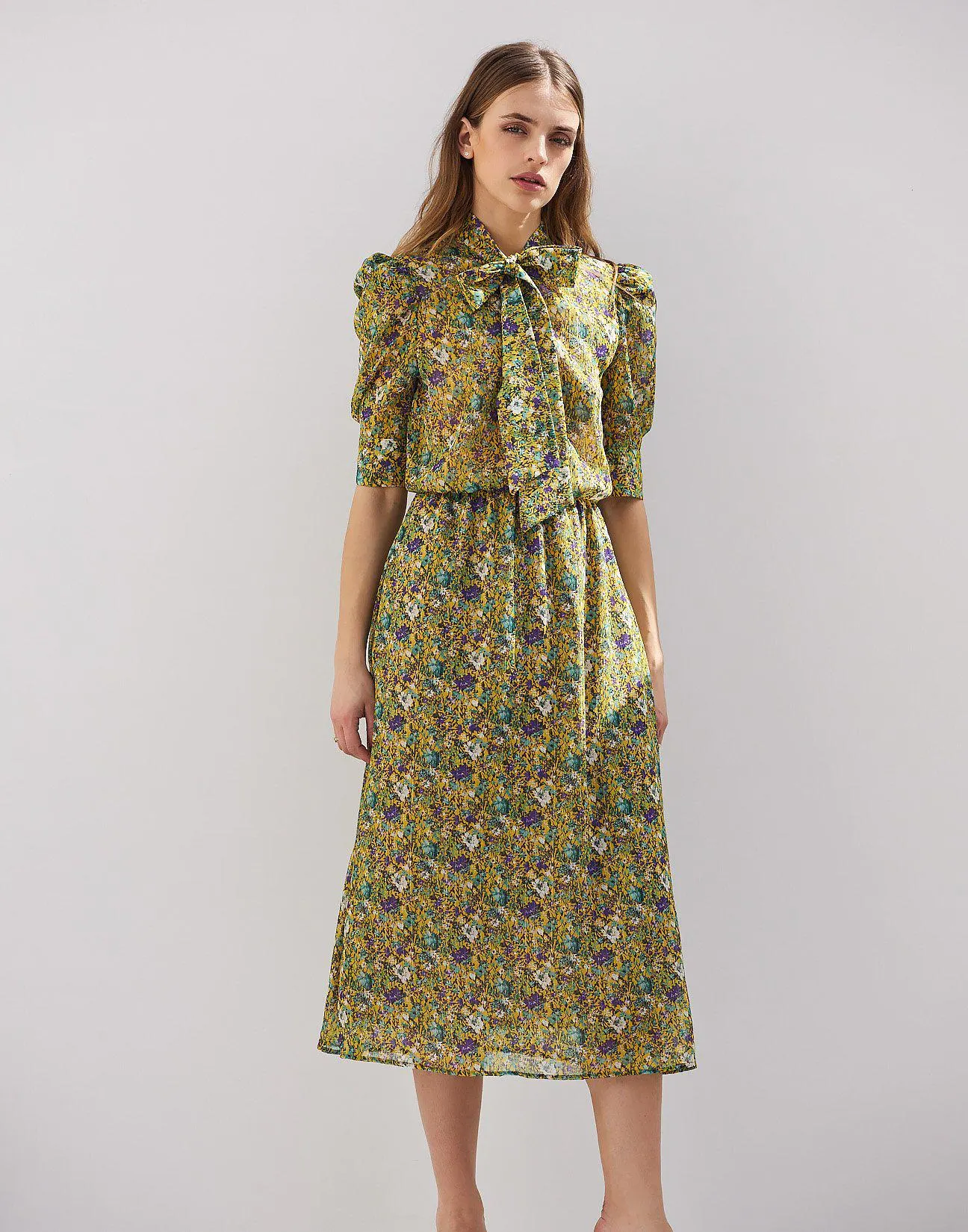 Εμπριμέ φόρεμα με δέσιμο