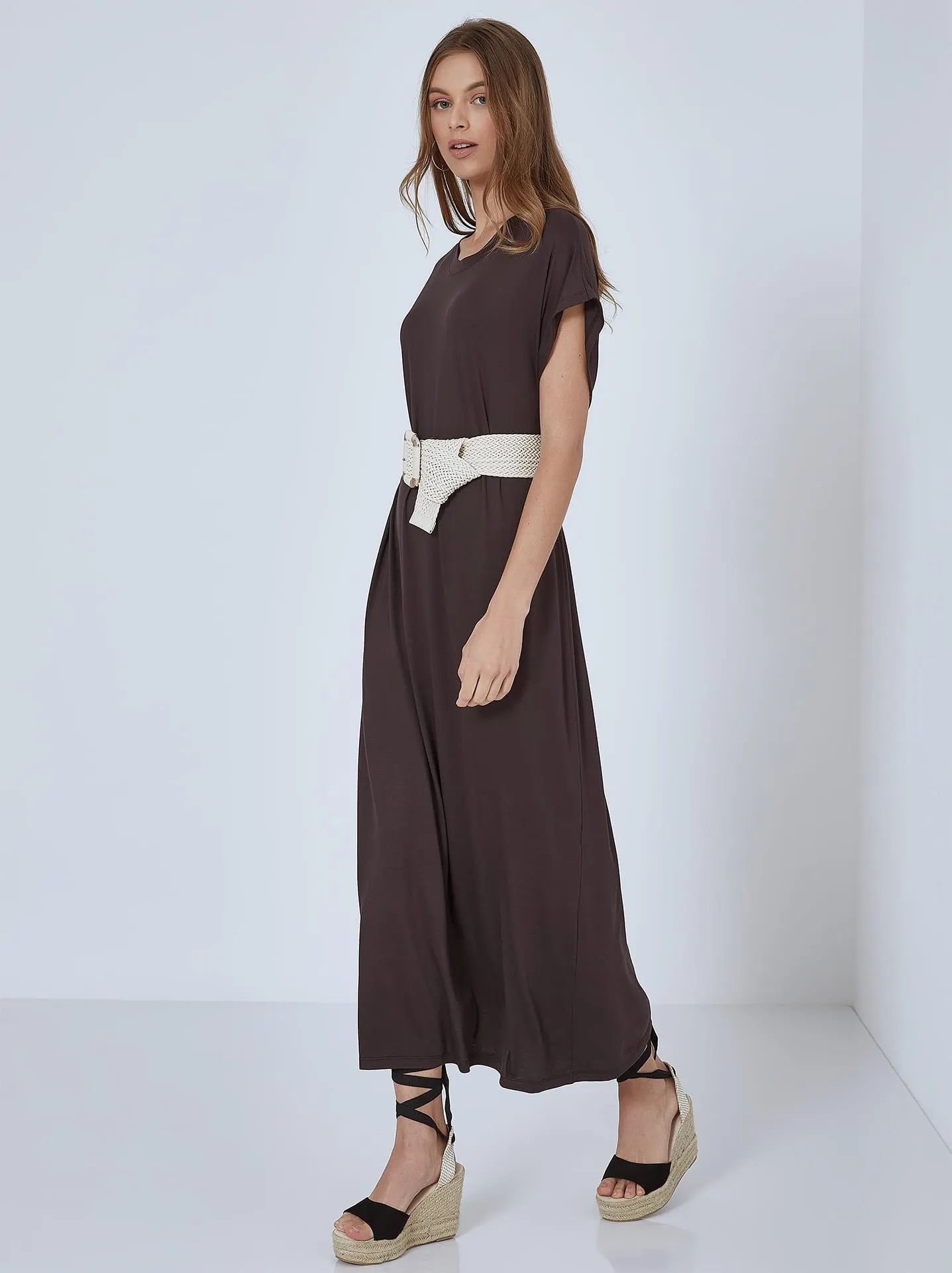 Maxi φόρεμα με άνοιγμα στο πλάι σε καφέ