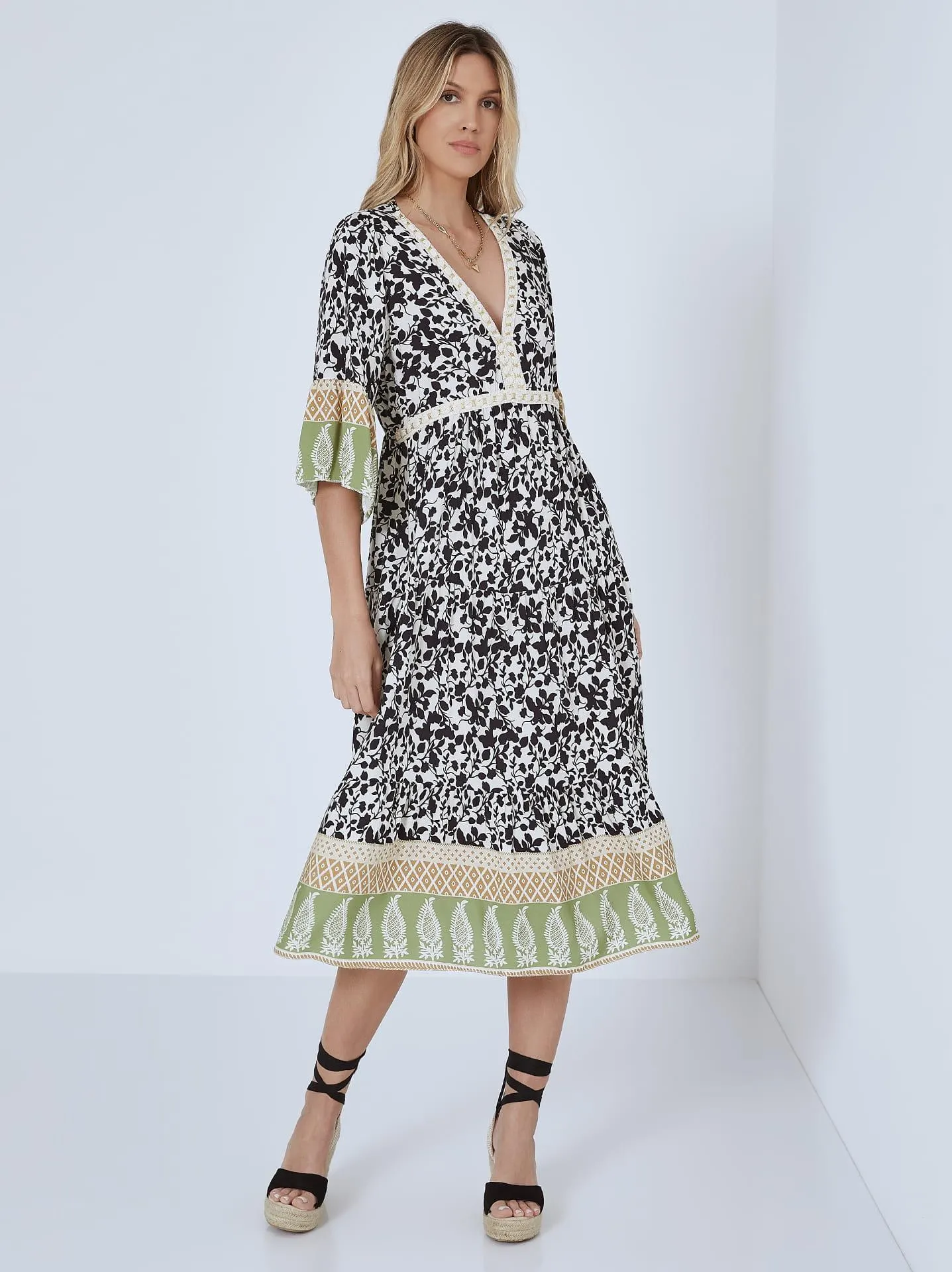 Εμπριμέ midi φόρεμα σε μαύρο μπεζ