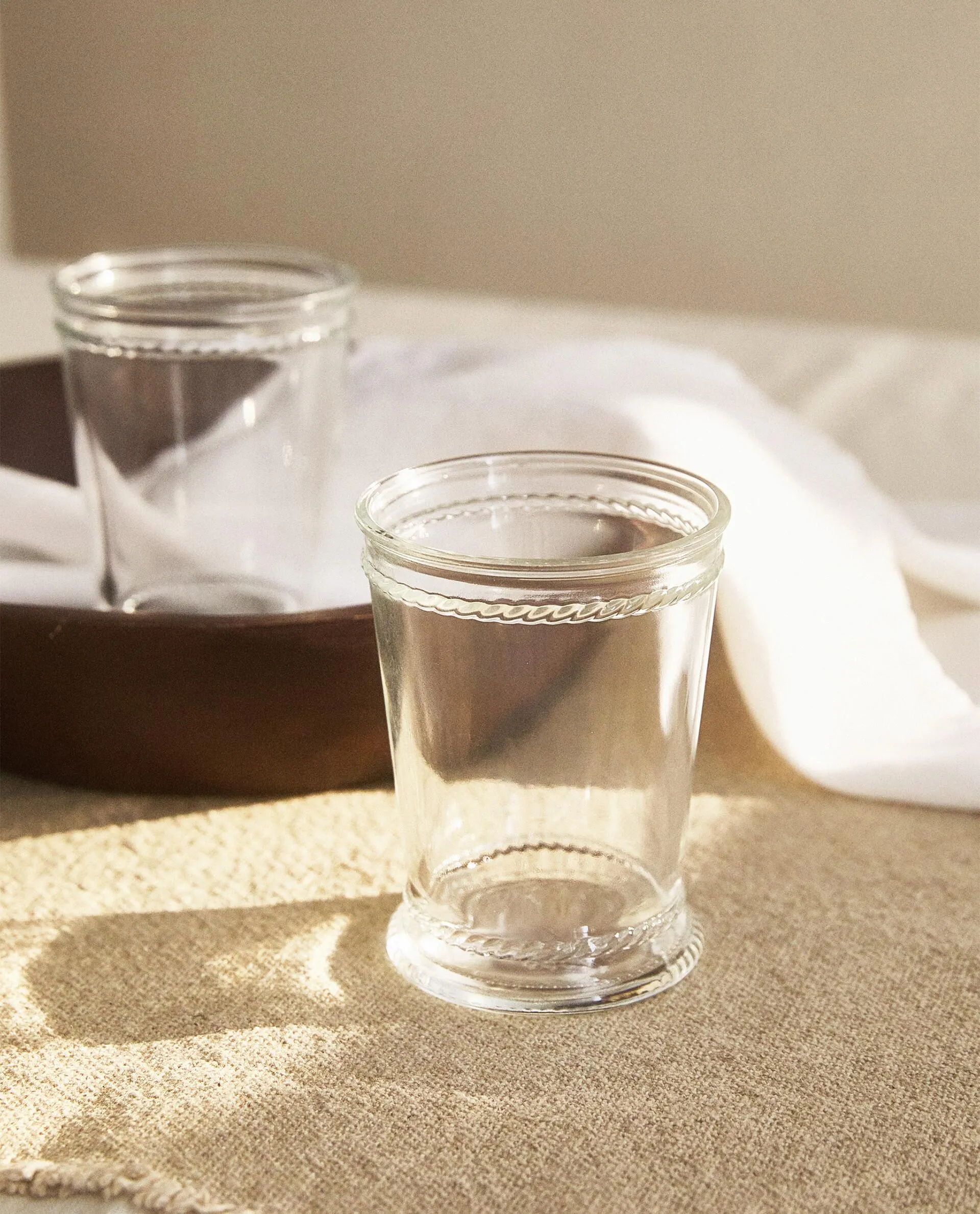 GLAS MIT RELIEFMUSTER