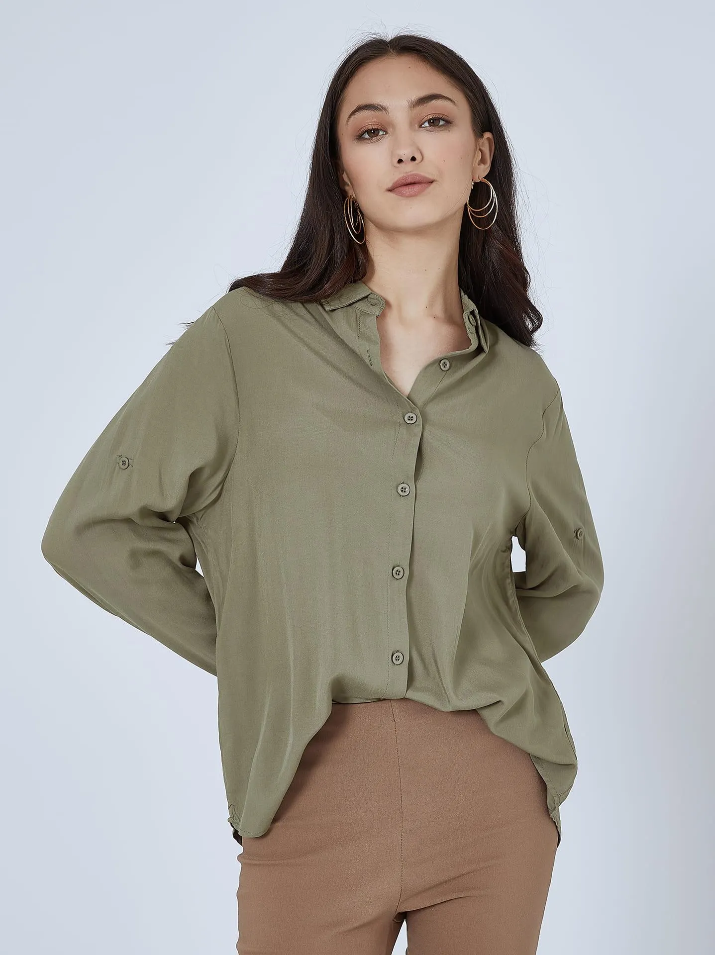 Μονόχρωμο ασύμμετρο πουκάμισο σε χακί