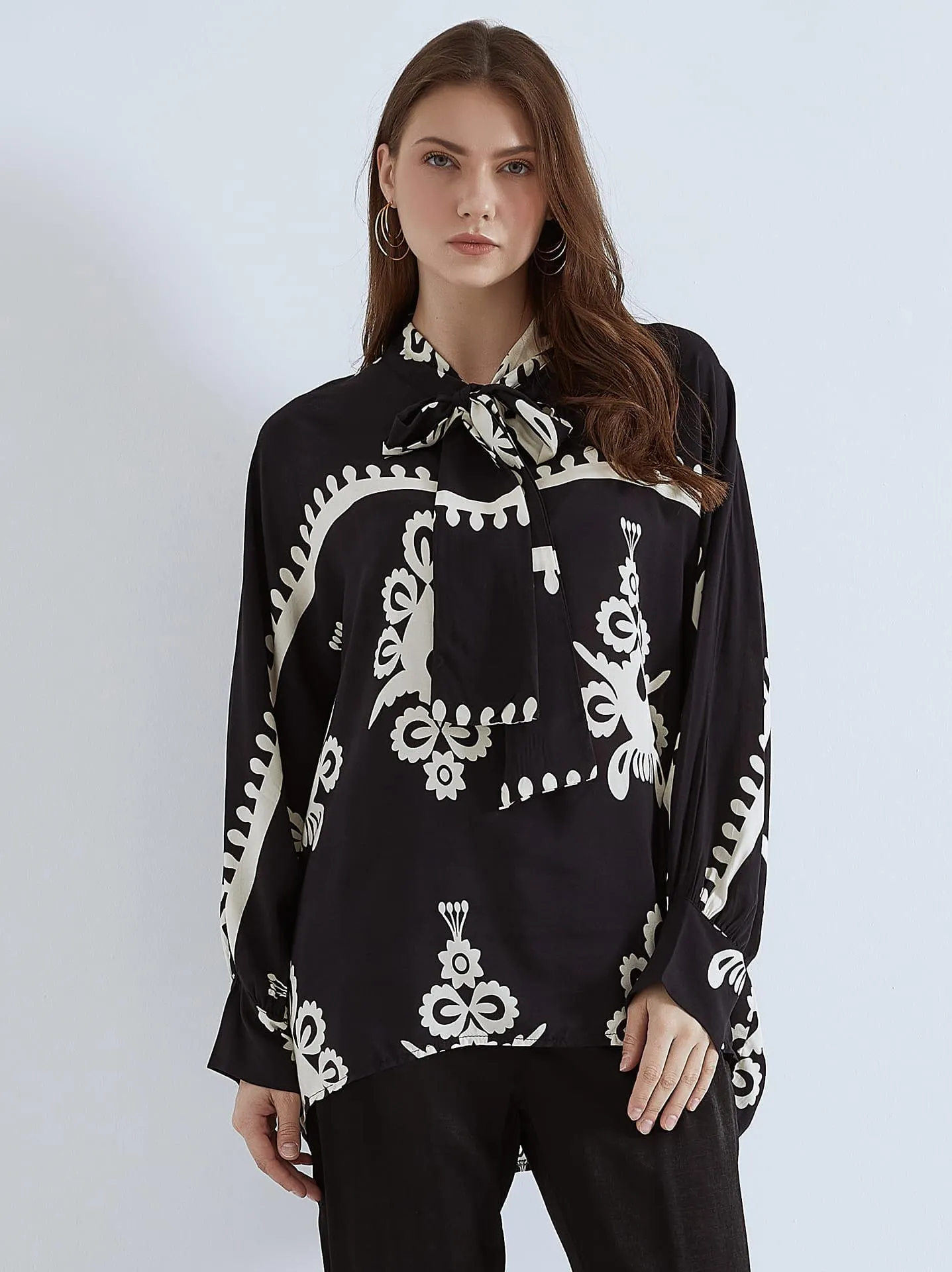 Ασύμμετρη μπλούζα με δέσιμο σε μαύρο