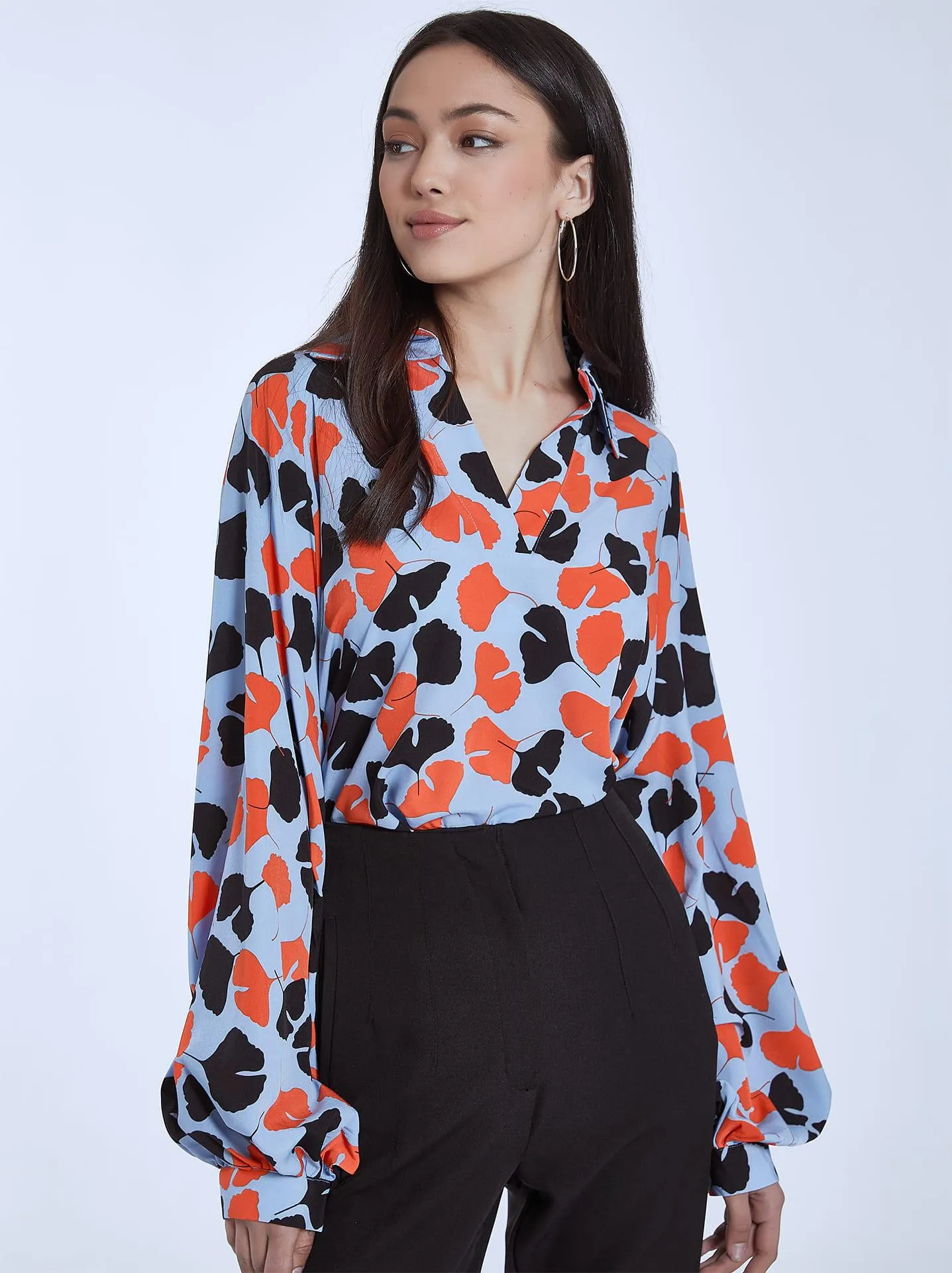 Εμπριμέ μπλούζα με πιέτα σε γαλάζιο