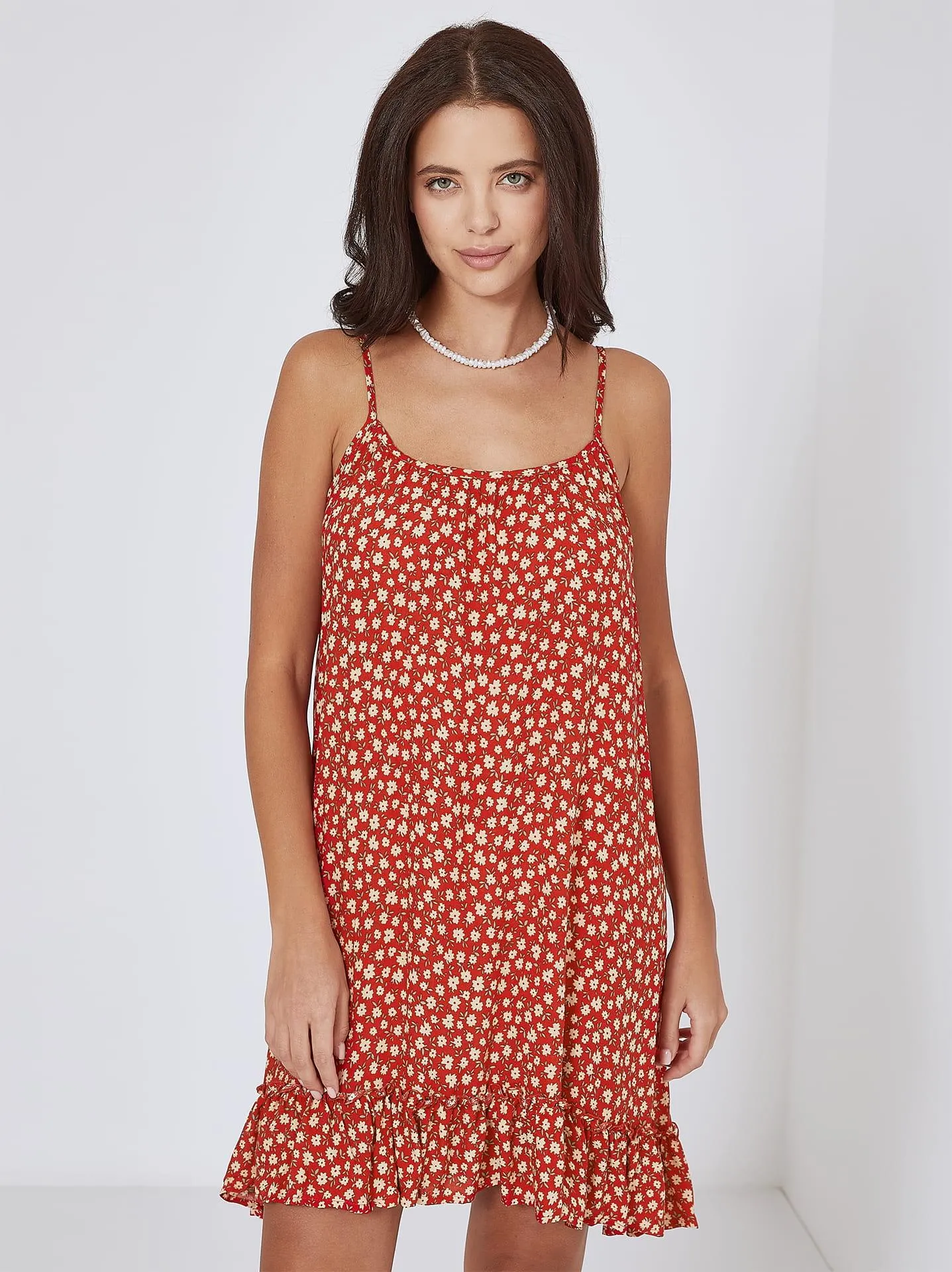 Mini φόρεμα με βολάν στο τελείωμα σε κόκκινο